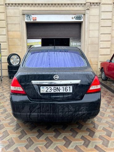 c klass mersedes: Nissan Tiida: 1.8 l | 2007 il Sedan — 4