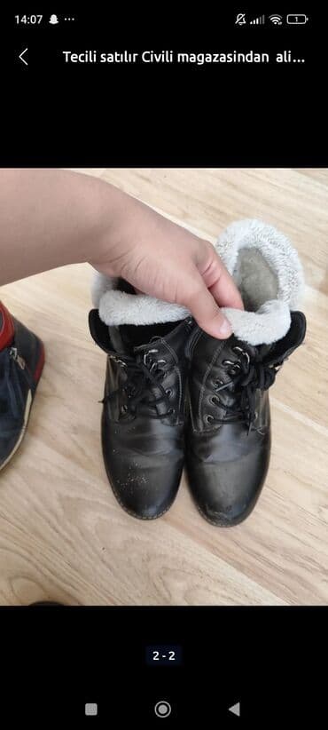 Qara rəngli, içi xəzli uşaq çəkmələri. Bağcıqlı dizaynı sayəsində