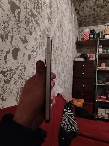 Фото и видеокамеры: Smartfon - Korpus: Düz kənarlı metal çərçivə, gümüş rəng. Ön tərəf — 2