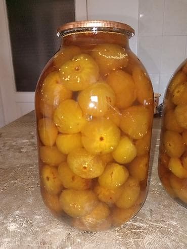 bağlama: Şəffaf şüşə bankada, qızılı rəngdə tam əncir meyvələri ilə hazırlanmış — 4