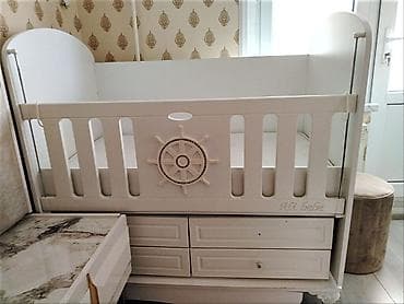 Oğlan və qız üçün, Dördbucaq, Beşik, Dəstsiz, Matras ilə, Yellənmə mexanizmsiz