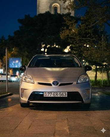 avtomobil baqaj: Toyota Prius Hybrid – gümüş rəng, 5 qapılı liftbek gövdə. Texniki — 4