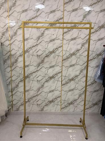 paltar asılqanı taxta: Qızılı rəngdə metal geyim asılqanı/rek (butik üçün) - Material — 1