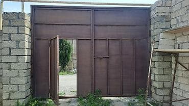 heyet darvazalari: İşlənmiş Dəmir Həyət darvazası, Yana açılan, 4 m, Mexaniki, Qapı ilə, rəng - Qəhvəyi — 3