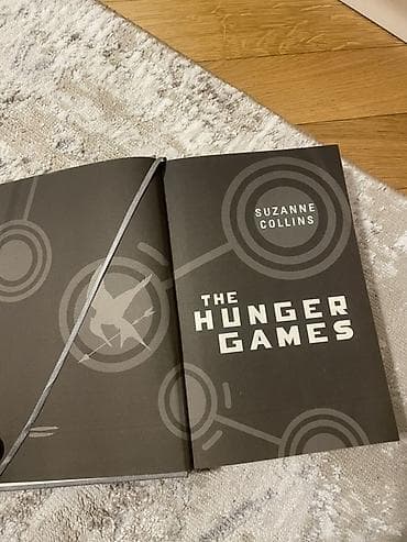 Suzanne Collins – “Aclıq Oyunları” Kitab yaxsi veziyyetdedir, kitabin — 2