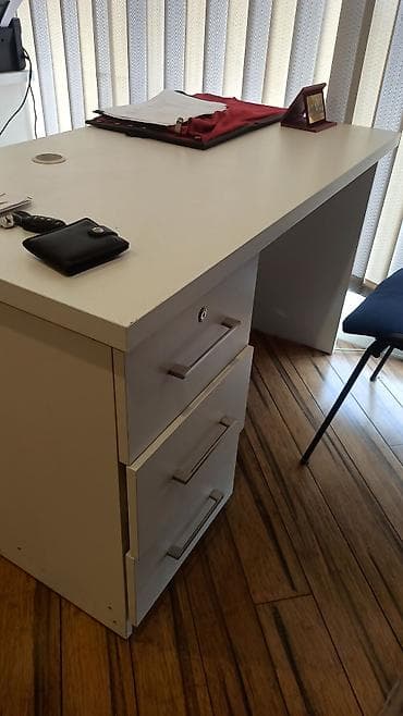 белый офисный стол: Ofis masasının təsviri uzun. 130cm / en 70cm / hünd. 78cm - Rəng — 1