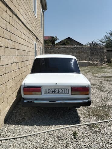 traktor altlıqlı ağ bosonojkalar: Ağ rəngli VAZ-2107 avtomobili, dörd qapılı sedan kuzov tipinə — 4
