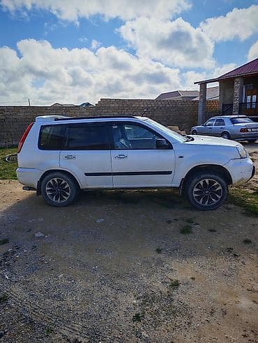 аккумулятор 12в 7а ч: Nissan X-Trail, ağ rəng, 5 yerlik krossover/SUV. Texniki və komfort — 6