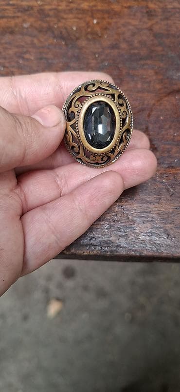 брошь: Ovxalı bəzək daşlı metal broş - Material: iki rəngli metal korpus — 1