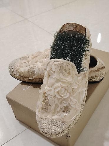 qadın ayaqqabi: 1 ce defe istifade olunub. 35 e alinib. Qadın espadril ayaqqabıları — 2