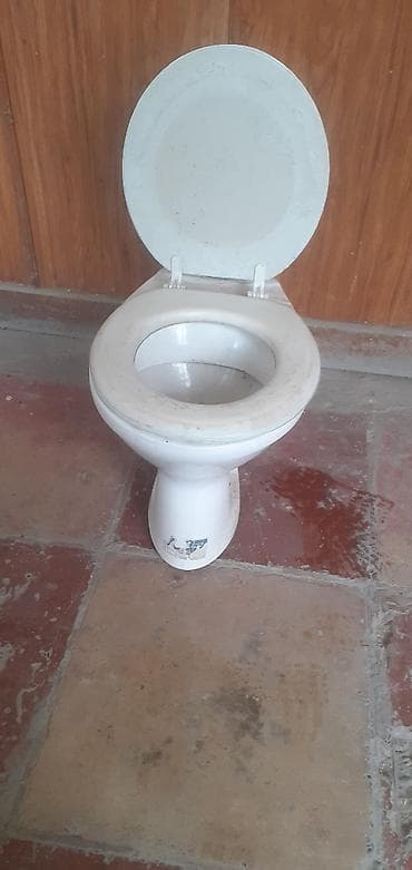 Unitaz – döşəməyə quraşdırılan, oval kasa forması. Seramik gövdə, ön