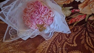 15 yas tortlari: Saten lentlərdən hazırlanmış, qızılı kəpənəklərlə bəzədilmiş gül — 3