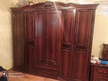 tumbuckalar: Klassik üslubda massiv ağacdan hazırlanmış mebel dəsti. Tərkibi: - — 4