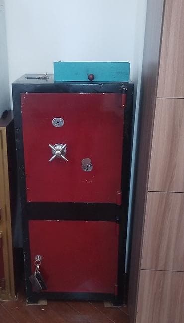 Pul yeşiyi, kassa altları: Metal seyf – iki bölməli, gücləndirilmiş konstruksiya. - Korpus: qalın — 1