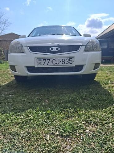 VAZ (LADA): Lada Priora sedan, ağ rəng. - Nömrə: 77-CJ-835 (AZ) - Mühərrik: benzin — 6