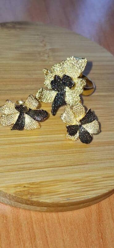 tek qas qizil sirqalar: Комплекты. Новые — 3