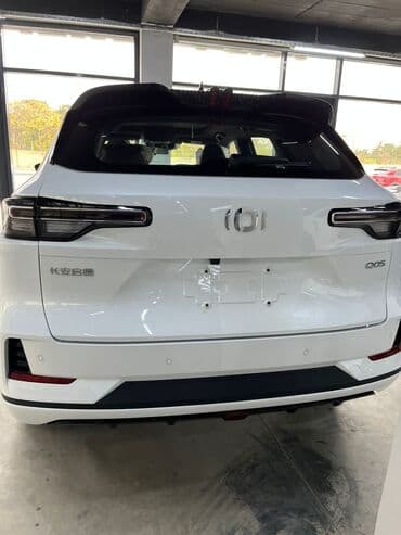 diffuser satisi: Ağ rəngli Changan Q05 modeli, müasir dizaynlı və geniş salonlu — 2