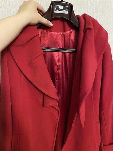 mili geyimler: Qadınlar üçün qırmızı palto 36 ölçü - Klassik, zərif dizayn: ön — 3