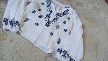 Ağ rəngli, yüngül və nəfəsalan parçadan qadın köynəyi/bluza. Üzərində at lalafo.az Ağ rəngli, yüngül və nəfəsalan parçadan qadın köynəyi/bluza. Üzərində