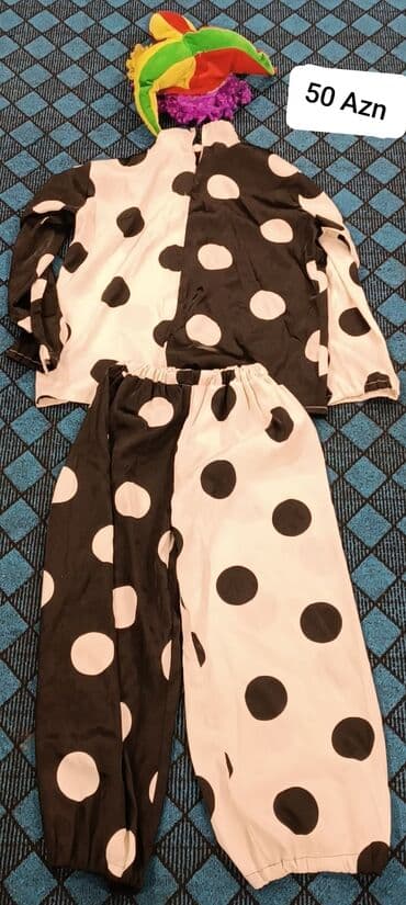 Dəstlər: Mavi rəngdə maskot kostyumu. Ağ rəngli böyük baş hissəsi və rəngli — 3