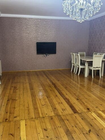 Köhnə təmirli, tam mebellı geniş mənzil interyeri. - Geniş zal