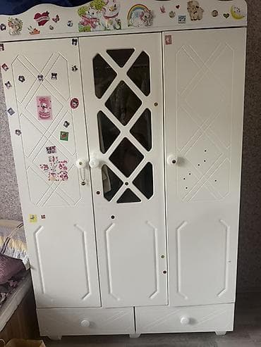 tort şekili: Uşaq otağı üçün 3 qapılı ağ rəngli dolab - Dizayn: Klassik ağ korpus — 1