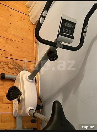 Evdə idman üçün nəzərdə tutulmuş bu məşq velosipedi, istifadəçi