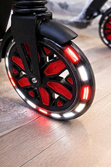 sukuturlar: Şəhər üçün yığcam skuter - Rəng: qara/gövdə, qırmızı detallı təkərlər — 4