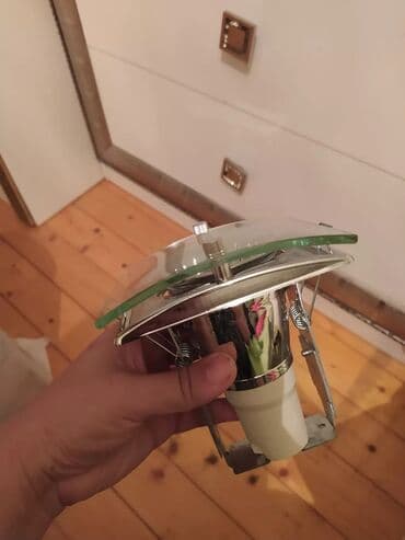 ucuz dam örtükləri: Metal korpuslu və şüşə panelli kvadrat formalı spot lampası. Tavana — 6