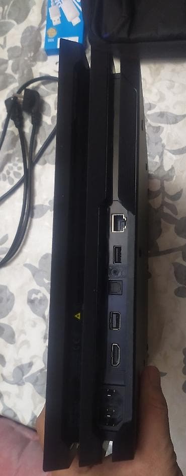 jordan 4: PlayStation 4 Pro 1TB - Konsol: Sony PlayStation 4 Pro (arka panel — 2