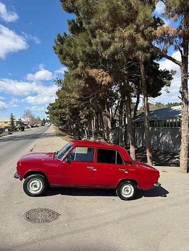 Model: VAZ 2101 (Jiquli) sedan Rəng: tünd qırmızı Kuzov: 4 qapı, xrom