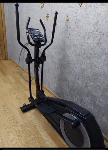 İdman çantaları: Qara rəngdə, elektron idarəetmə paneli olan elliptik trenajor. Evdə — 1