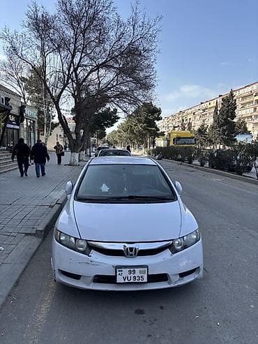 Honda Civic sedan – ağ rəng, 4 qapılı, ön ötürücülü. Xüsusiyyətlər: -