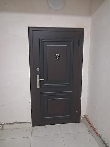 2 otaqll - Giriş qapısı: möhkəm metal, gözlük və döymə ilə