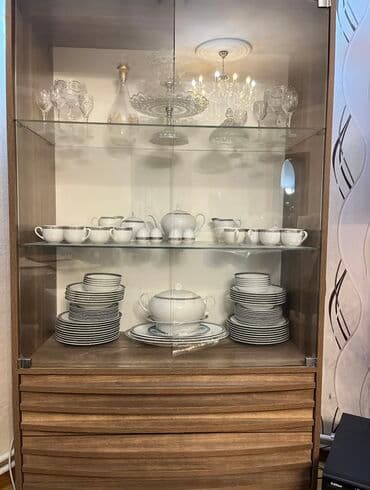 Şüşəli dolab vitrini