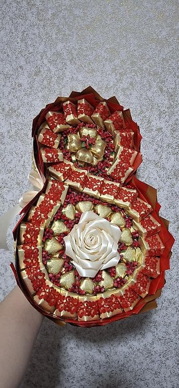 Şəkildəki məhsul: Şirniyyat kompozisiyası – “8” fiquru formasında