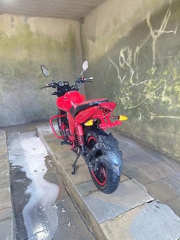 tekerlerin kreditle satisi: Qırmızı-kara rəng palitrasında kafe-reyser üslublu yol motosikleti — 9