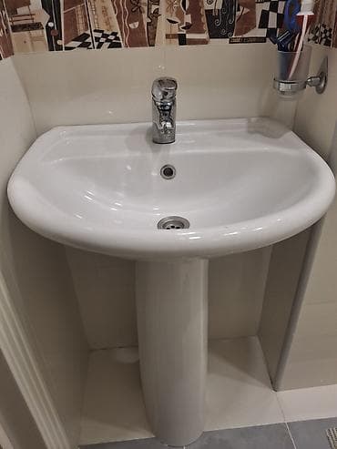 borular: Şüşə və keramikadan lavabo dəstləri 1) Mavi şüşə lavabo + şüşə — 2