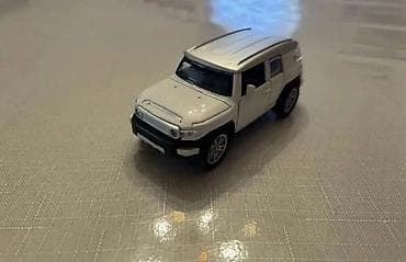 mini disk: Metal oyuncaq avtomobil – ağ rəngli ofroud SUV modeli (miniatura). - — 1