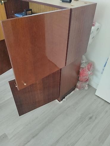 led blok: Klassik üslubda, ağac teksturalı dörd qapılı asma/üst dolab bölməsi — 3