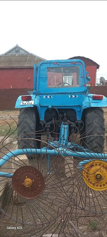 opel astra 1995: Mavi rəngli təkərli kənd təsərrüfatı traktoru. - Kabinli, ön və arxa — 3