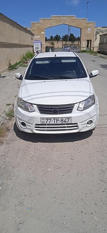 çeşqa 1.8: Satılık sedan avtomobil – ağ rəng, 4 qapı, ön və arxa tərəfdən geniş — 3
