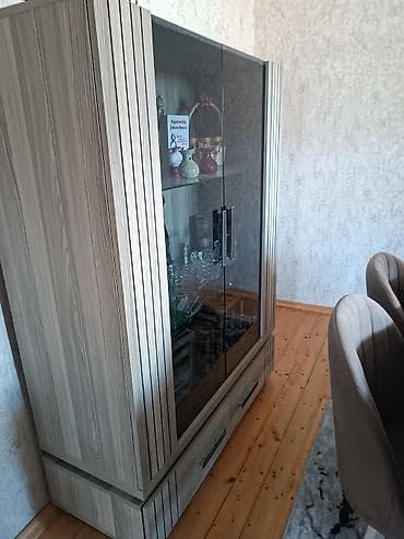 bufet: Kilim mebelin şüşəli vitrini - Material: ağac teksturalı korpus, şüşə — 2