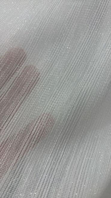 ağ tül perde: Zərif, ağ rəngli tül pərdə. Otağa incəlik və yüngüllük gətirir — 4