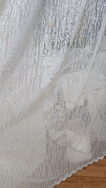 tül parçalar: Zərif naxışlı, yüngül, ağ tül pərdə. Otağa incə bir hava qatır və gün — 2