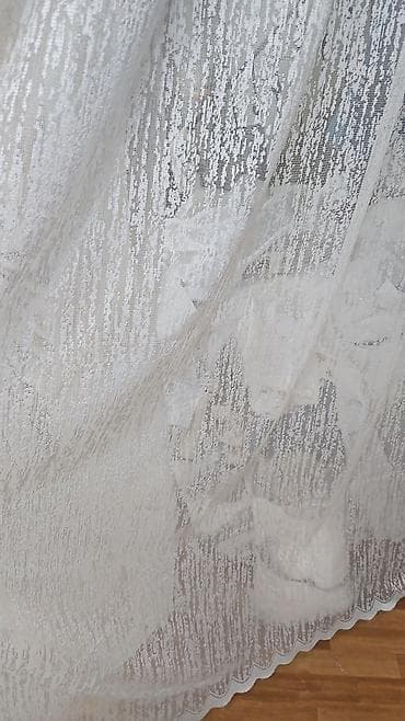 Ağ rəngli, naxışlı tül pərdə. Otağa zərif və havadar bir görünüş