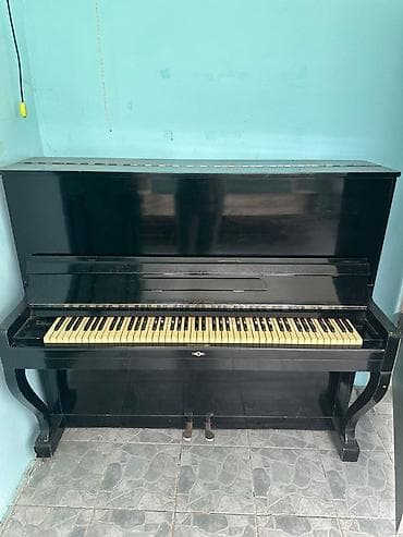 Upright pianino – akustik, klassik dizayn * Korpus: parlaq qara lak