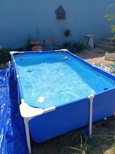 дом с бассейном: Mavi rəngli, düzbucaqlı formalı, çərçivəli hovuz. İçərisi su ilə dolu — 1