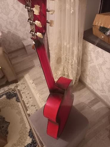 Akkustik klassik gitara – qırmızı-siyah “sunburst” rəng keçidi ilə