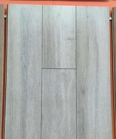 can eti: Açıq boz tonlarda, taxta fakturalı döşəmə örtüyü (laminat panel) — 1